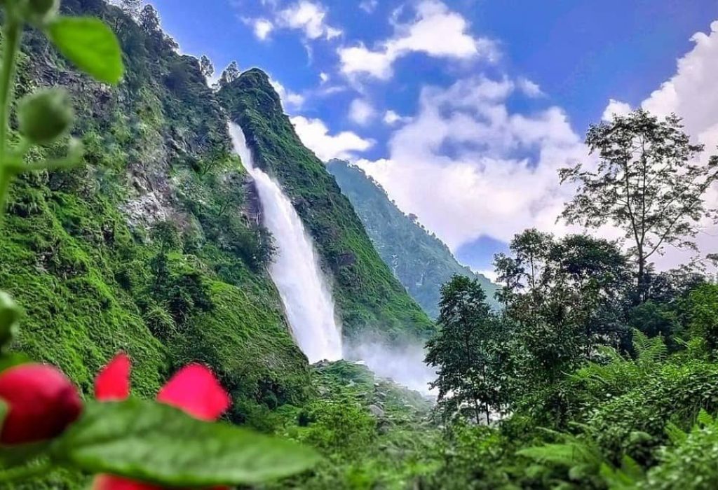 Munsiyari-Waterfall-1