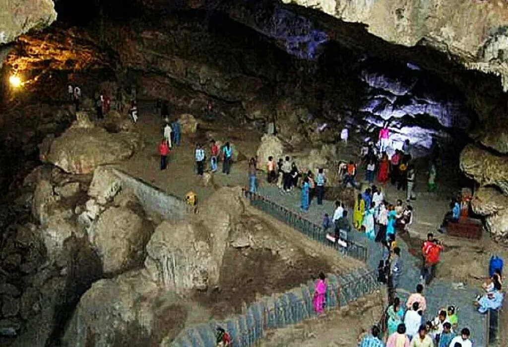 Patal Bhuvaneshwar Cave Temple – best places to visit in Chaukori