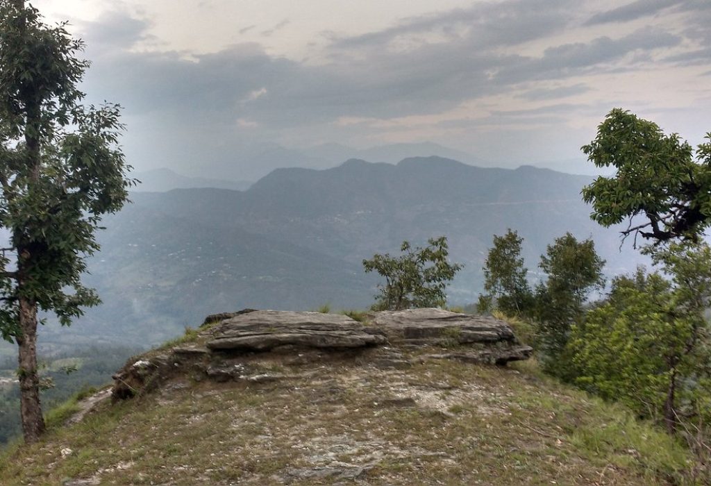 Hanging Rocks viewpoint near Chaukori – best places to visit in Chaukori